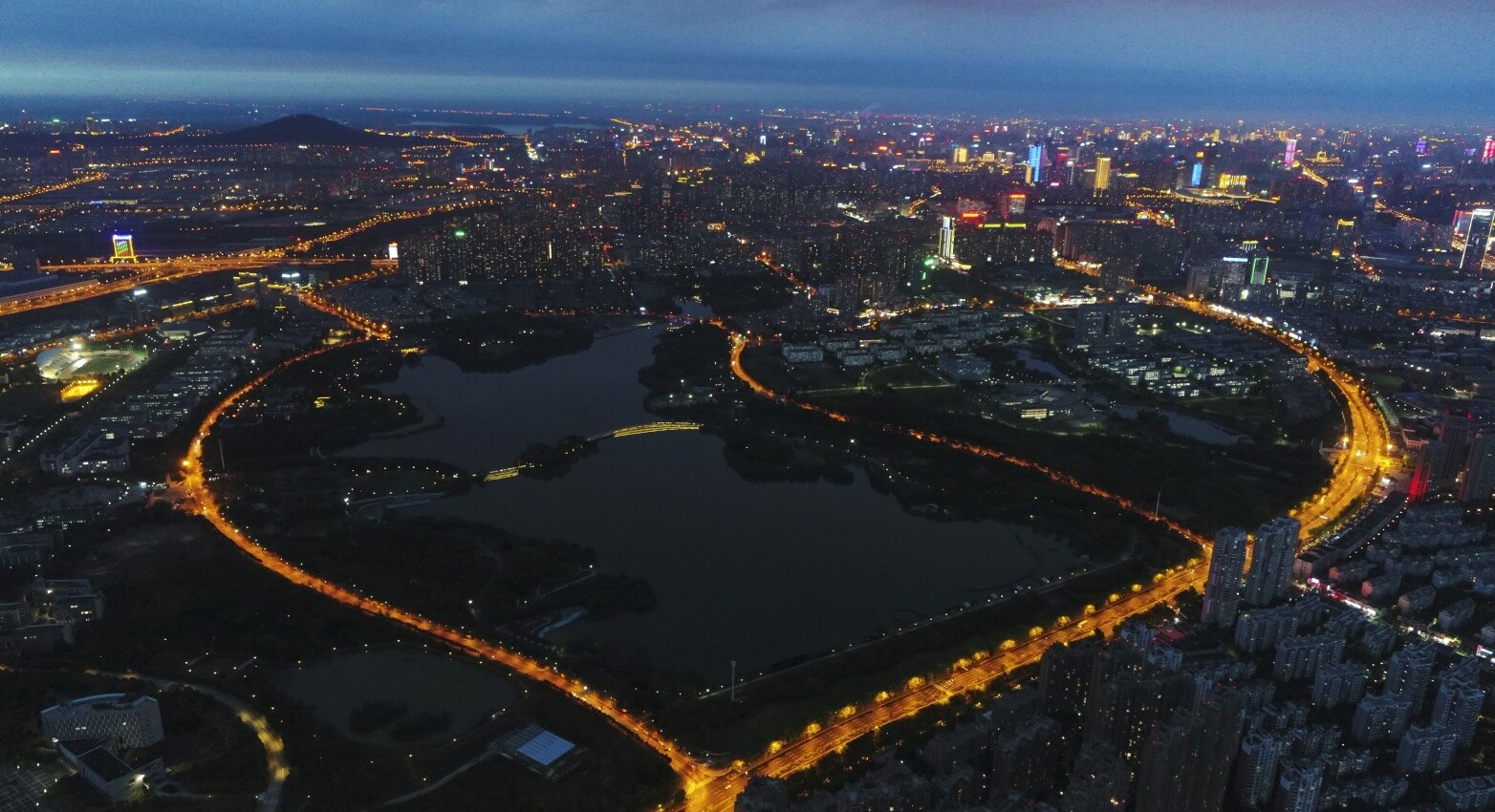 第五期 AI 实践交流会城市夜景海报